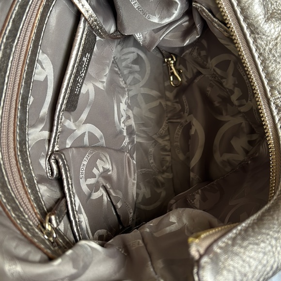 Michael Kors leather authentic bag like new! So elegant and stunning. Like new - Picture 11 of 15